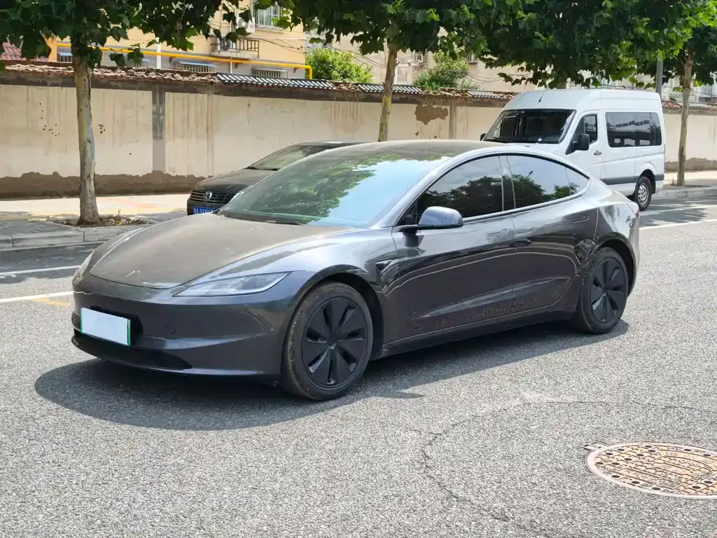 Tesla Model 3 — фото 1