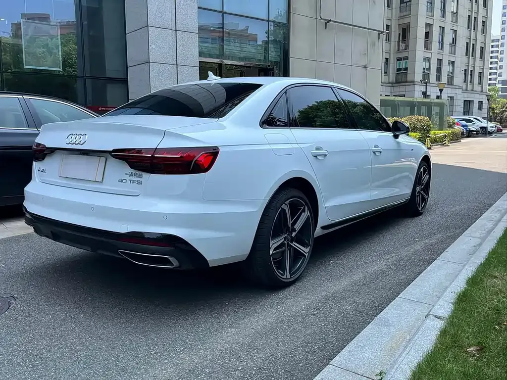 Audi A4L 2024 из CN, фото 9