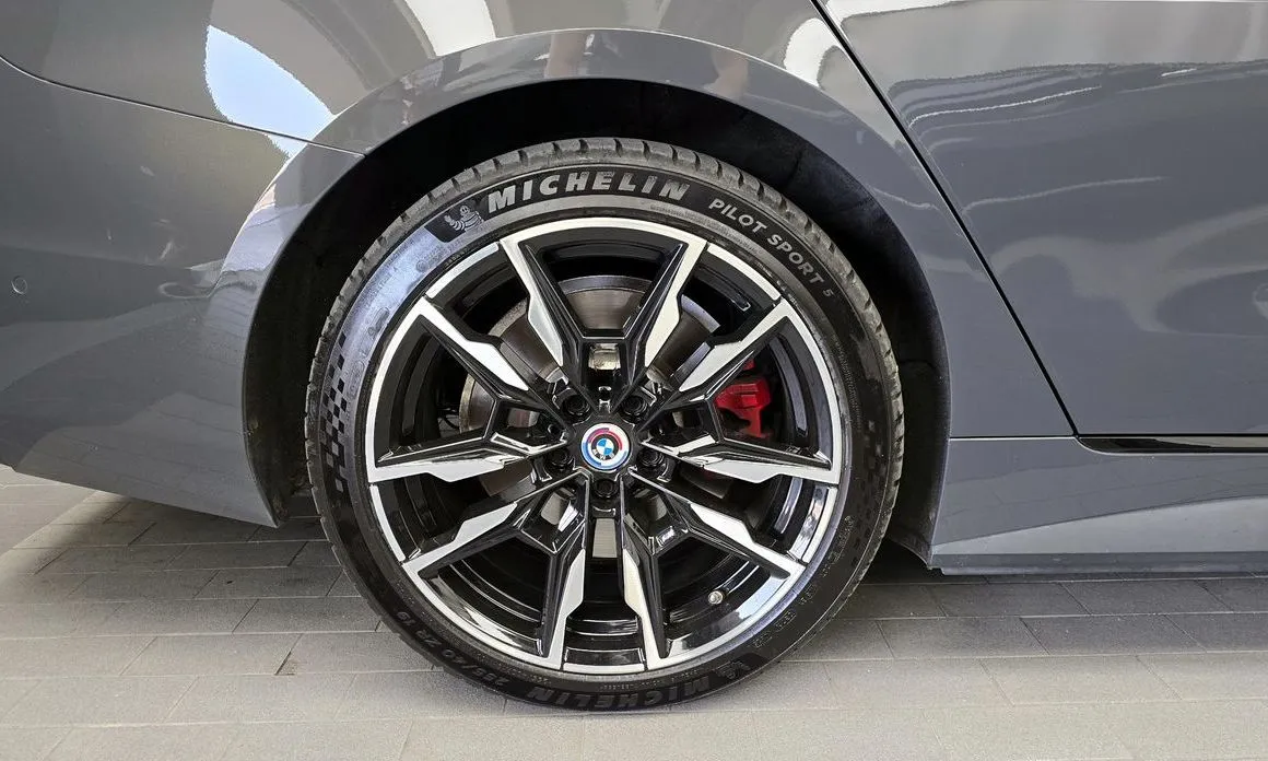 BMW i4 — фото 8