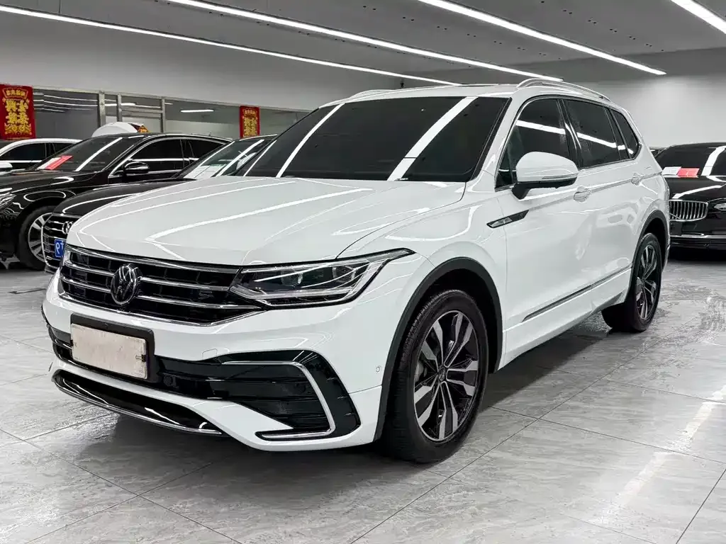 Volkswagen Tiguan L — фото 1