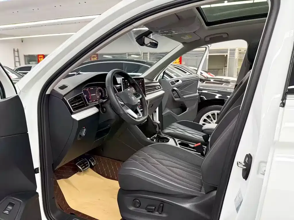 Volkswagen Tiguan L — фото 10