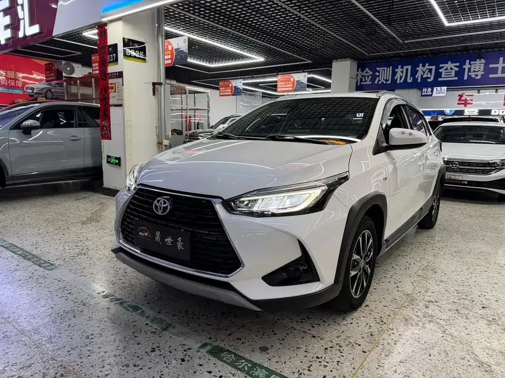Toyota Yaris L — фото 1