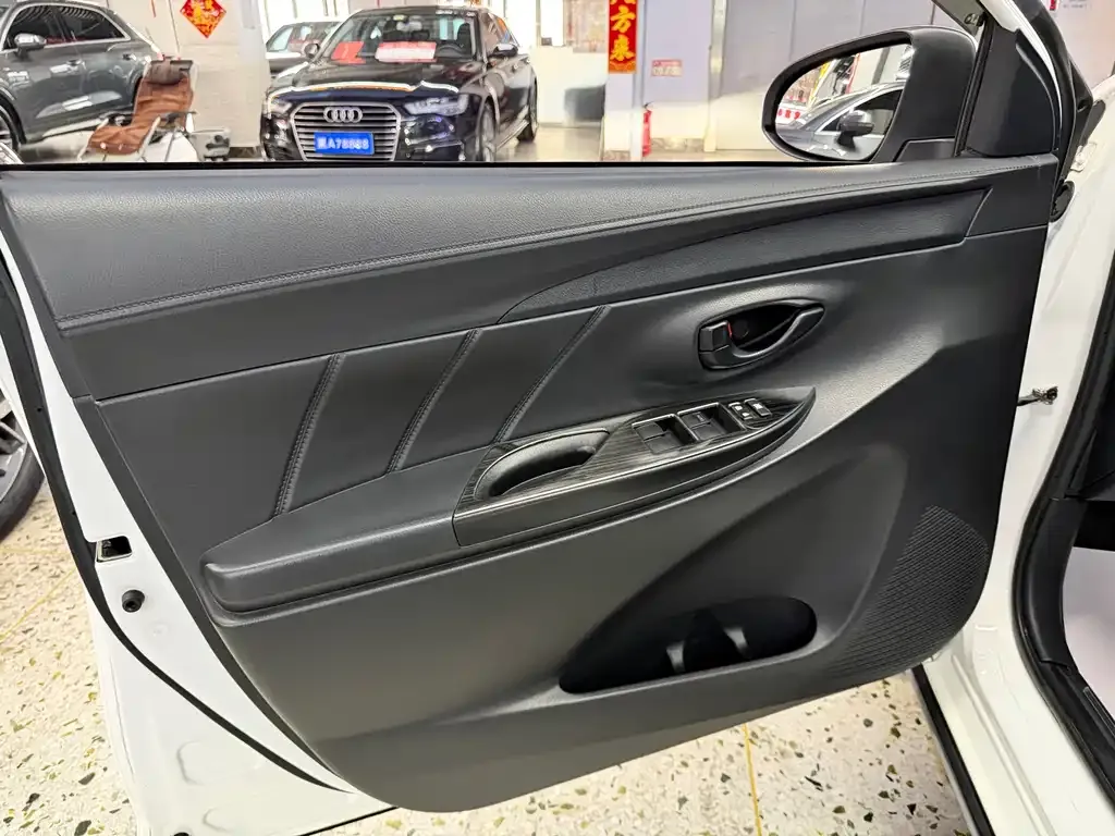 Toyota Yaris L — фото 3