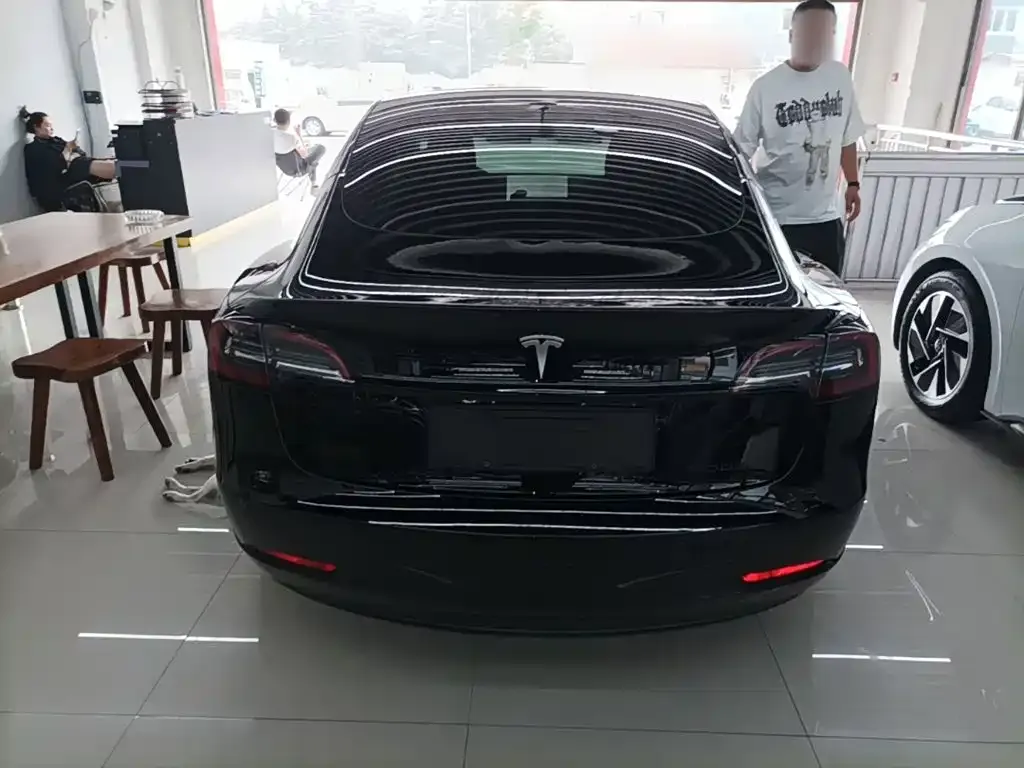 Tesla Model 3 — фото 5