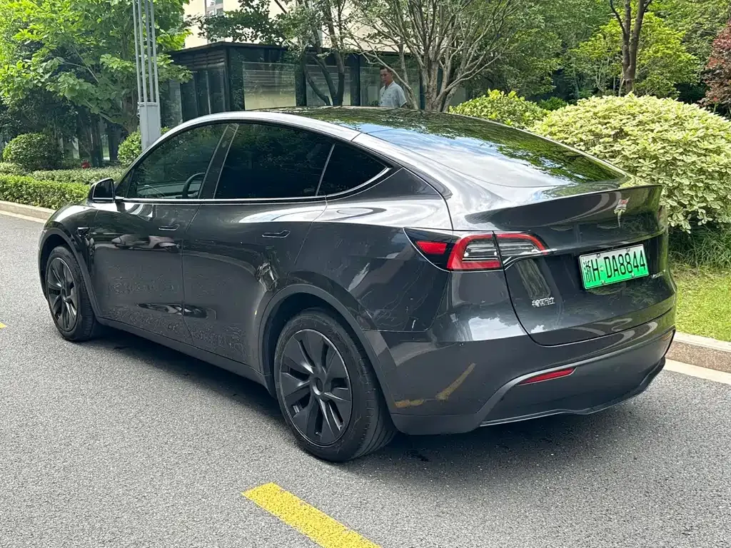 Tesla Model Y — фото 8