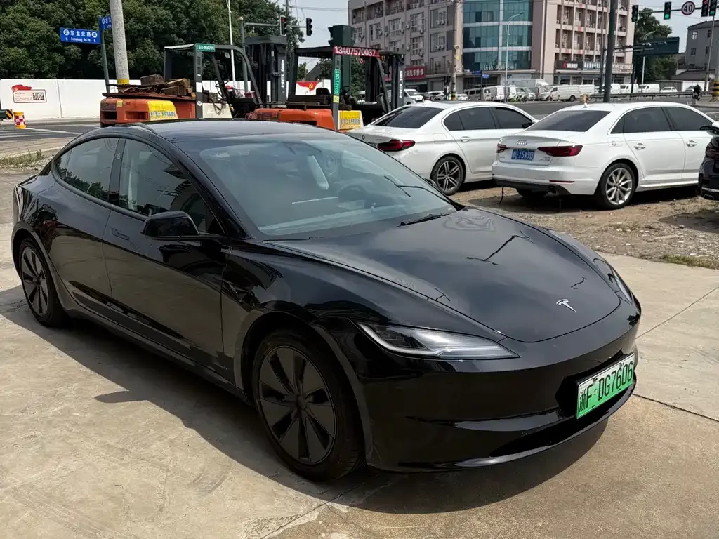 Tesla Model 3 — фото 1