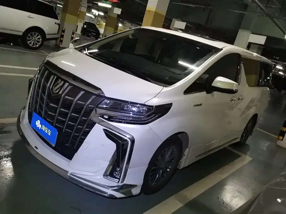 Toyota Alphard — фото 1