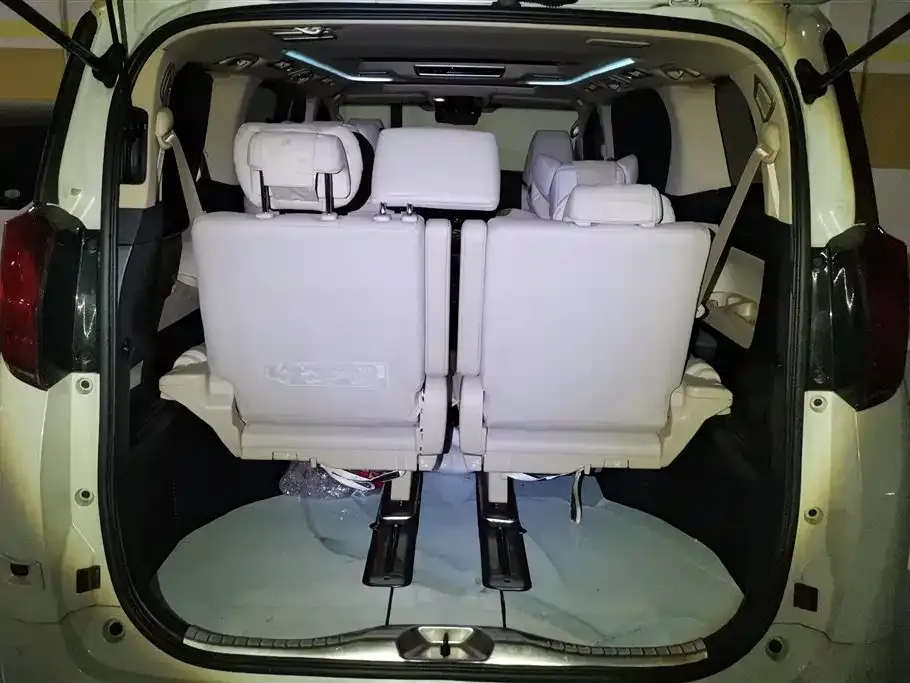 Toyota Alphard — фото 7