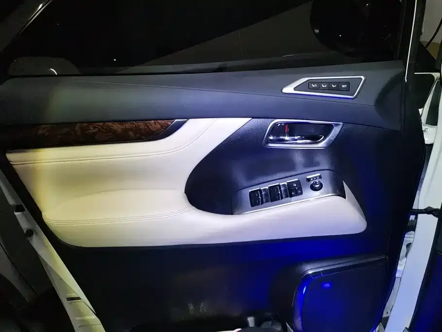 Toyota Alphard — фото 5
