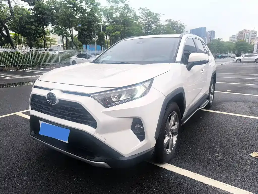 Toyota RAV4 — фото 1