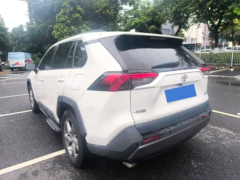 Toyota RAV4 — фото 7
