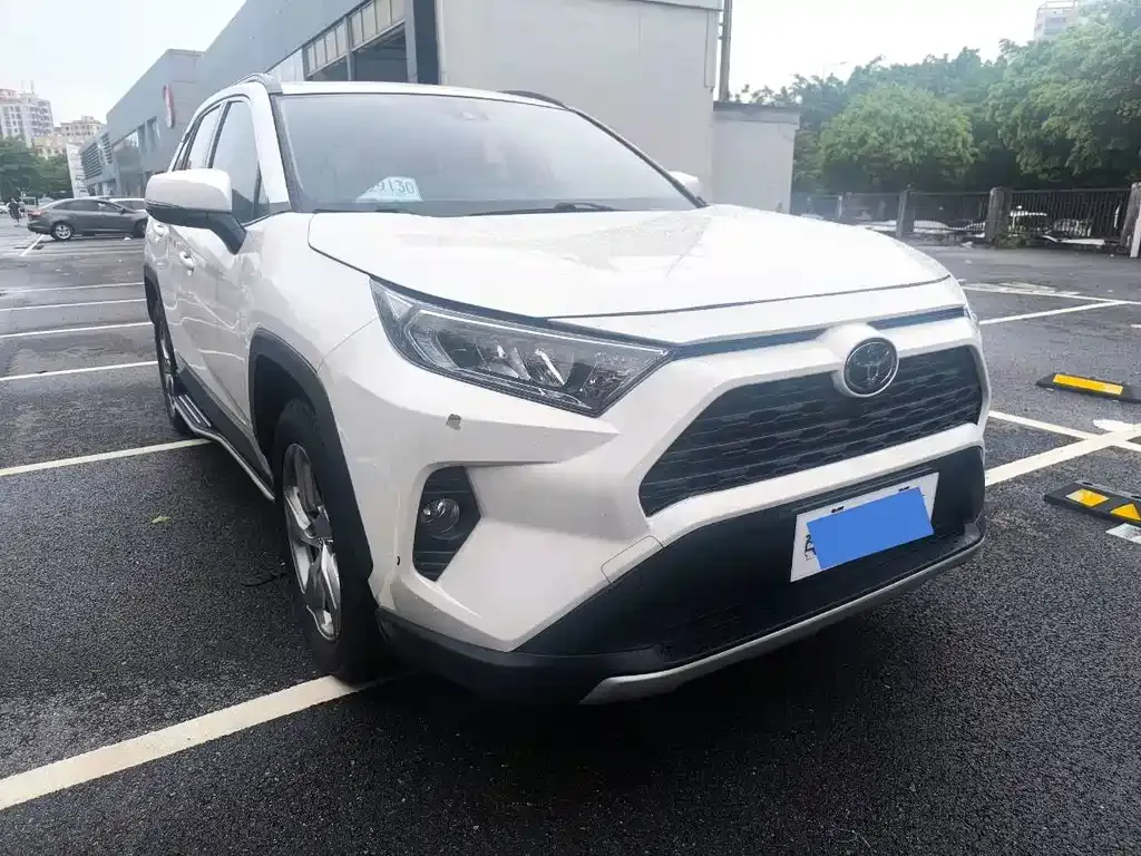 Toyota RAV4 — фото 8
