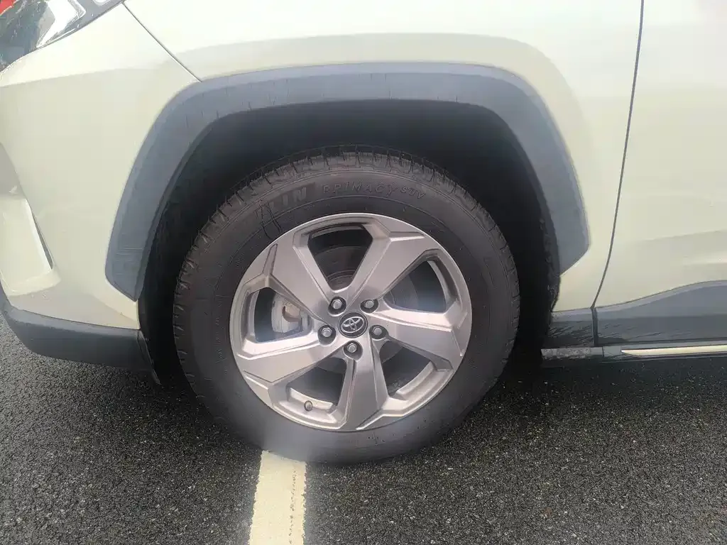 Toyota RAV4 — фото 9