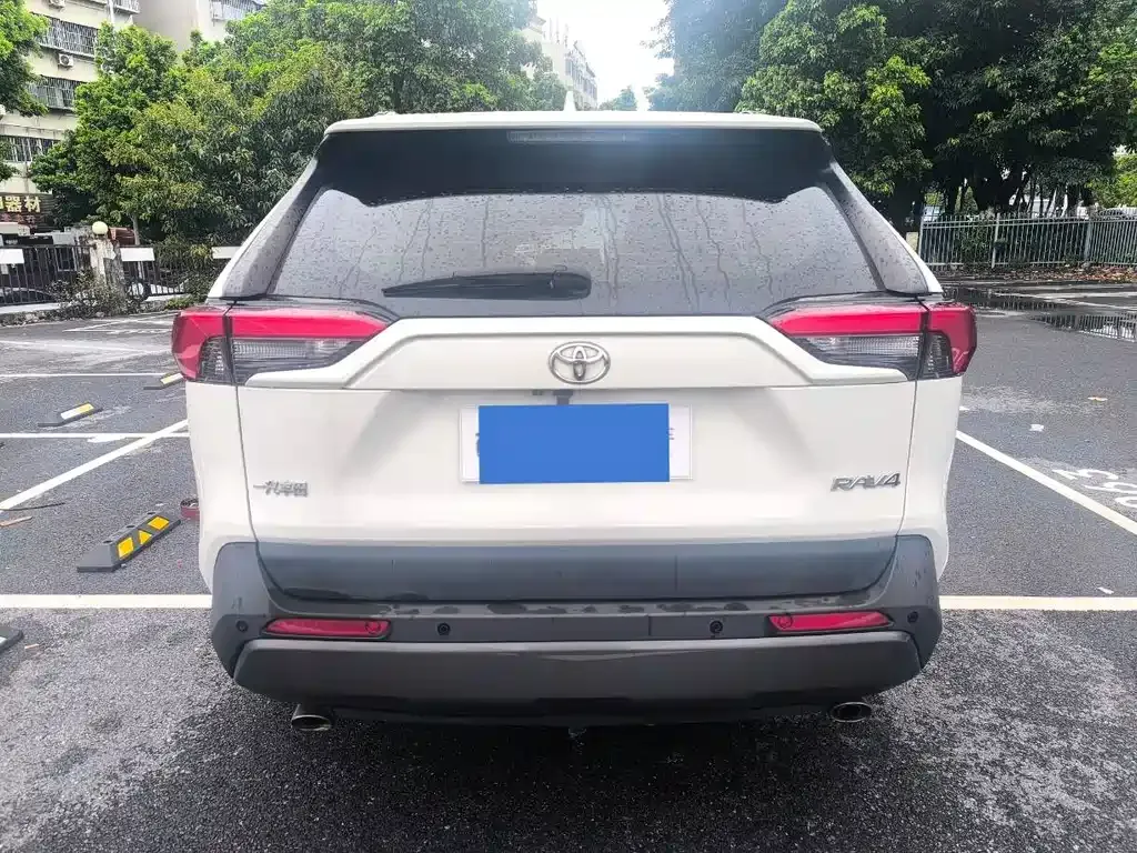 Toyota RAV4 — фото 10