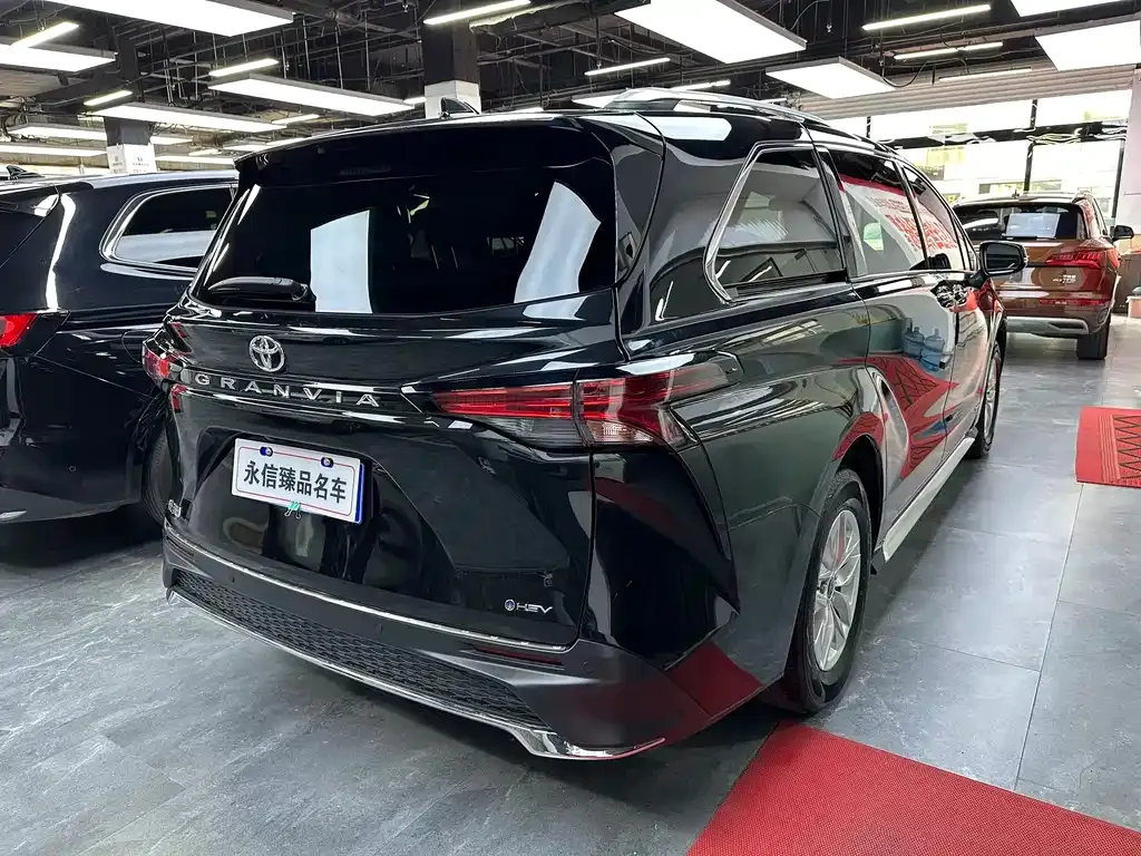 Toyota Granvia — фото 5