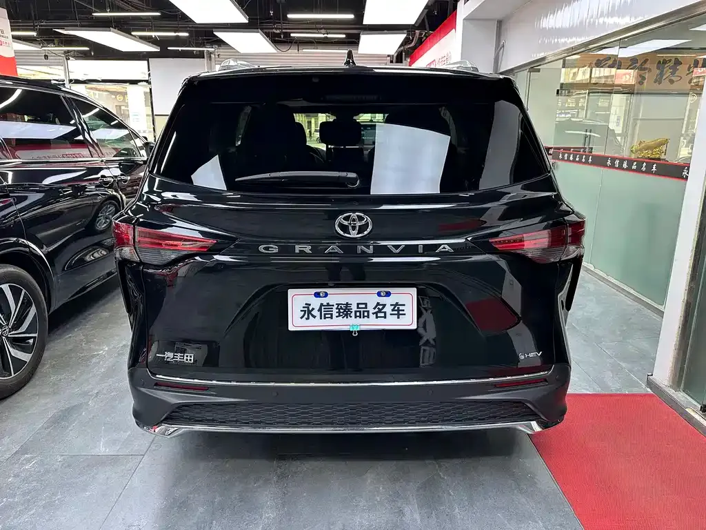 Toyota Granvia — фото 6