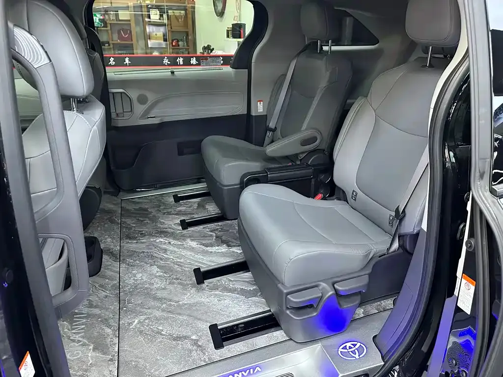 Toyota Granvia — фото 4