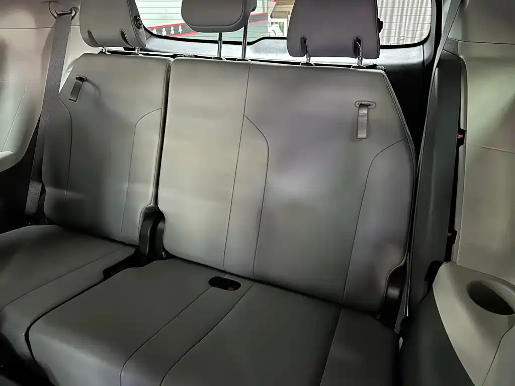 Toyota Granvia — фото 2