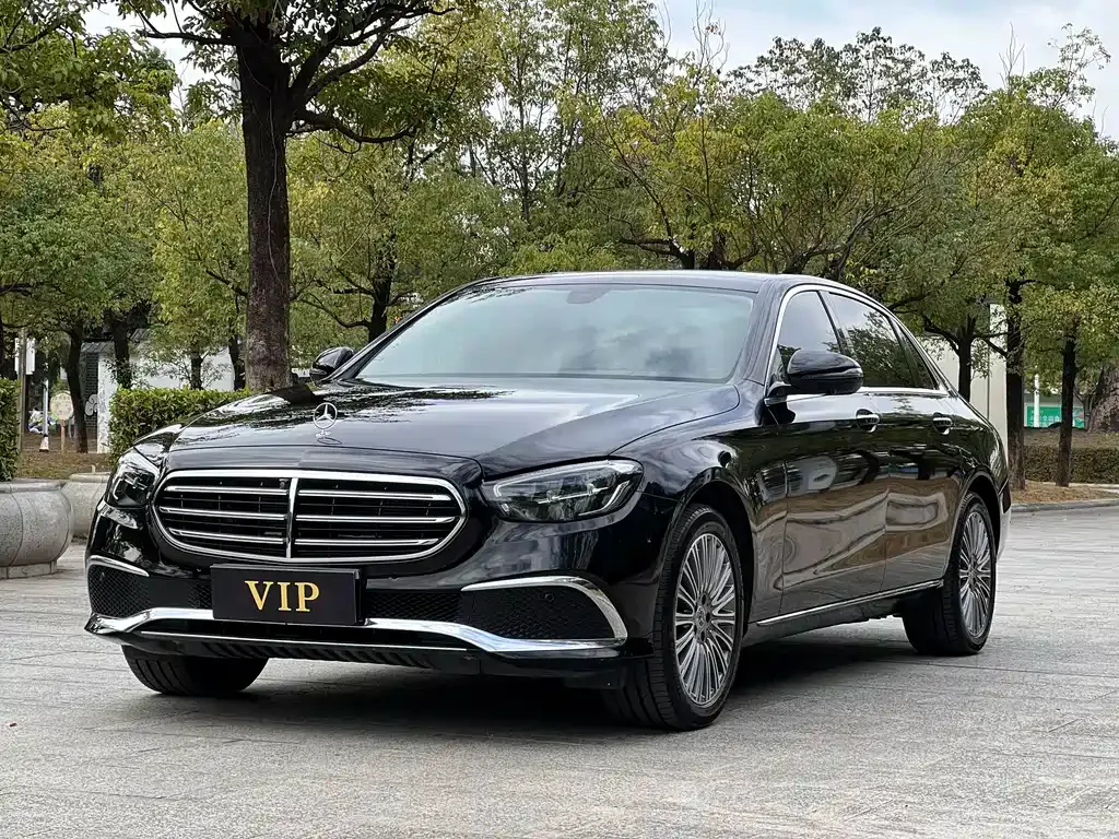 Mercedes-Benz E-Class — фото 1