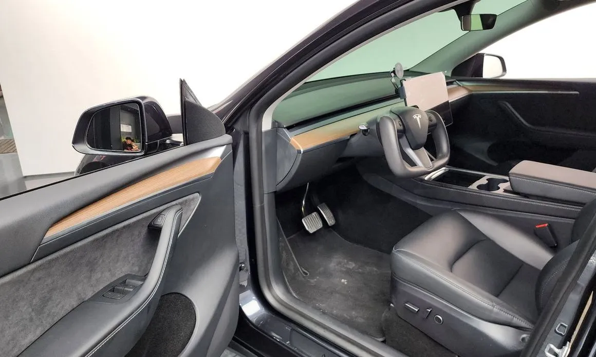 Tesla Model Y — фото 8