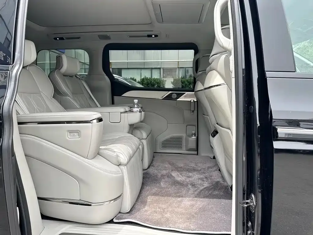 Volvo EM90 2024 из CN, фото 5