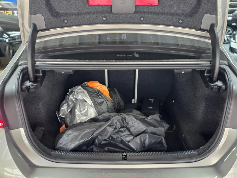 BMW 5-Series 2025 из KR, фото 2