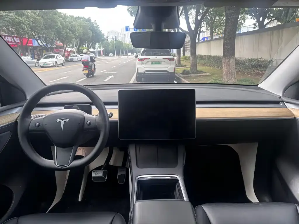 Tesla Model Y — фото 7