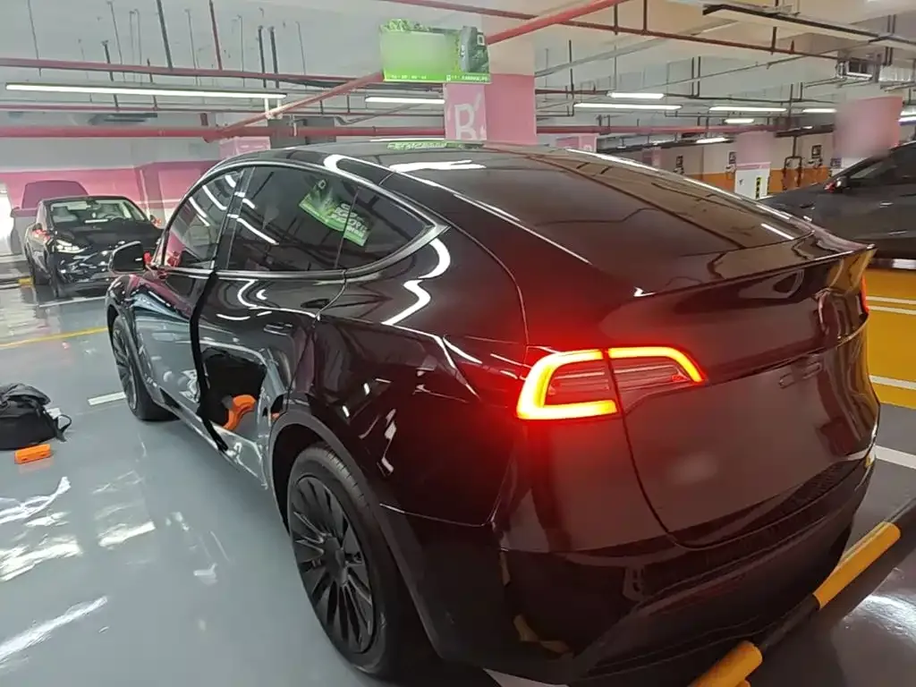 Tesla Model Y — фото 10
