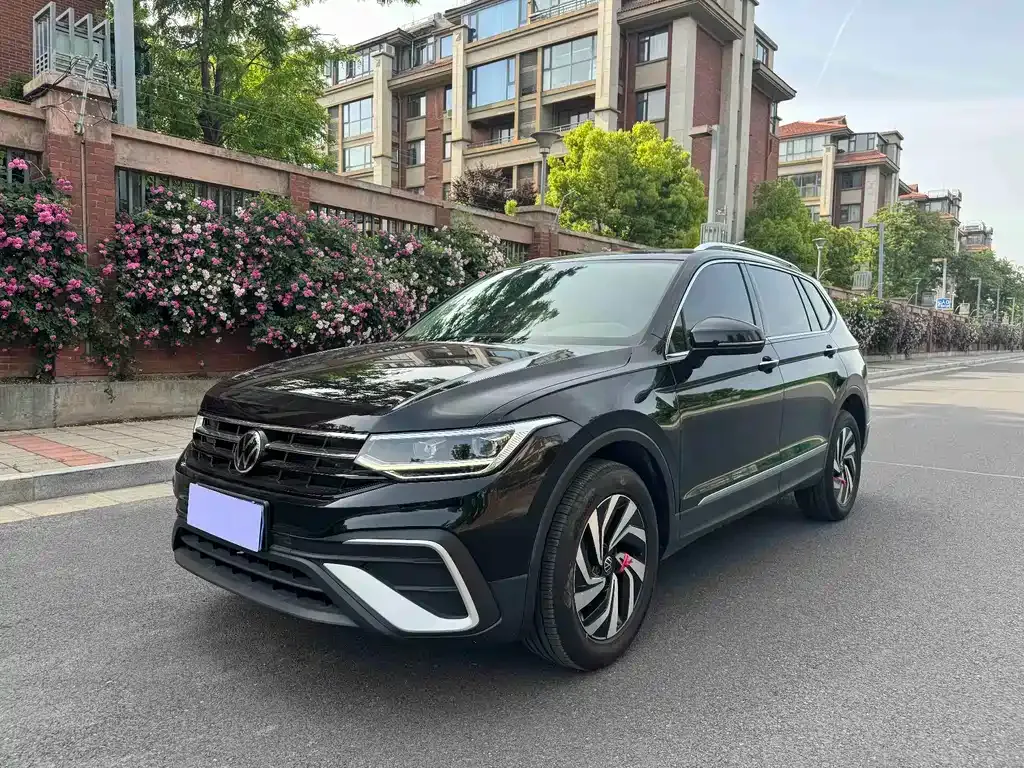 Volkswagen Tiguan L — фото 1