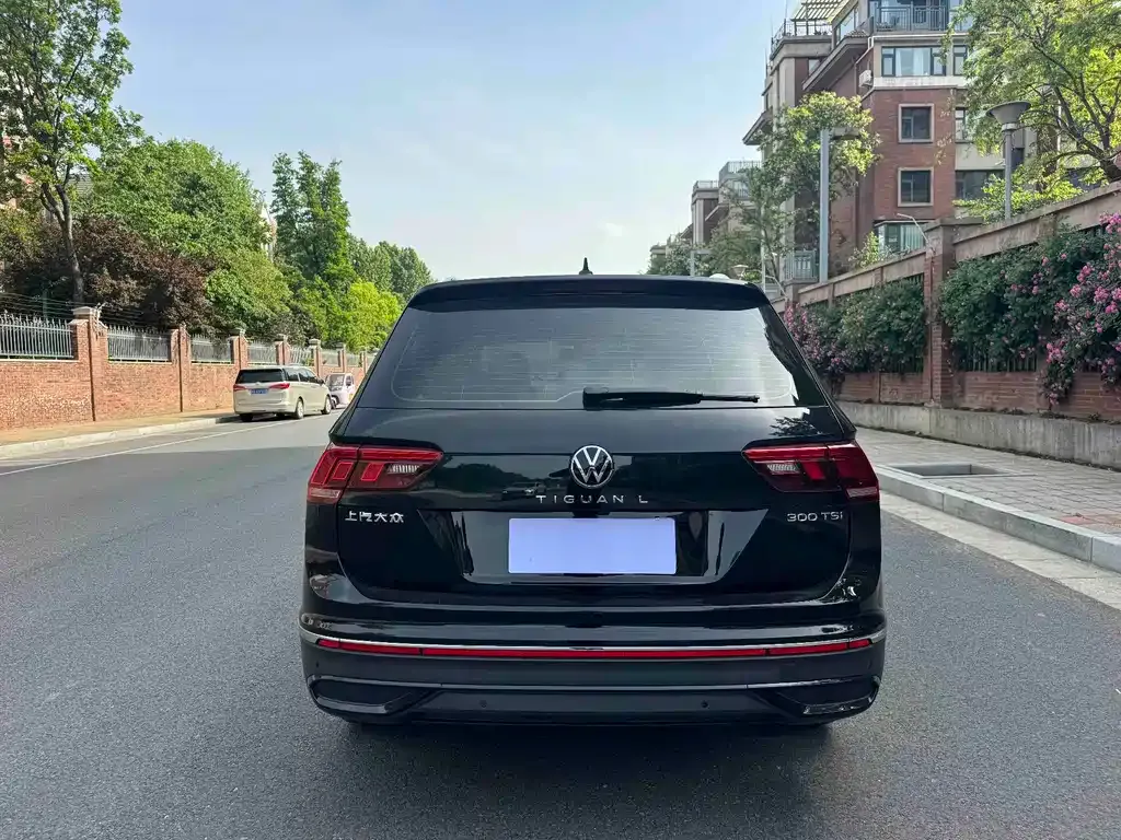 Volkswagen Tiguan L — фото 10