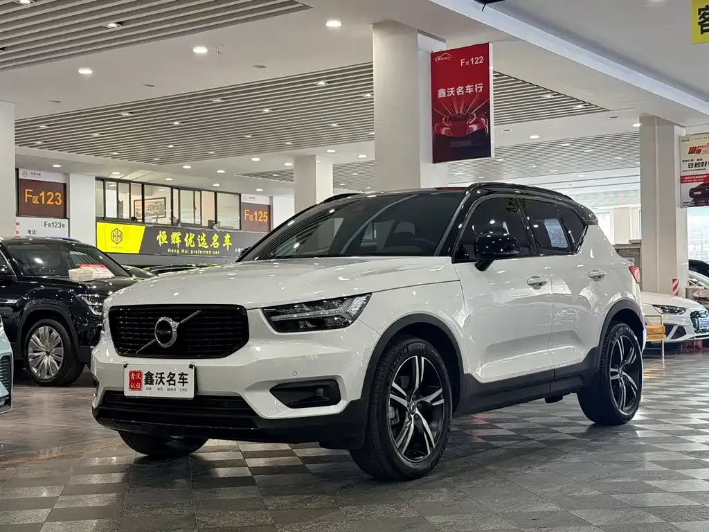 Volvo XC40 — фото 1