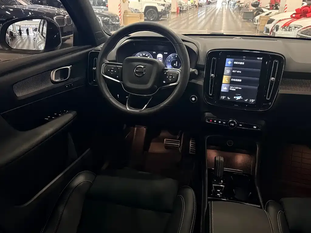 Volvo XC40 — фото 10