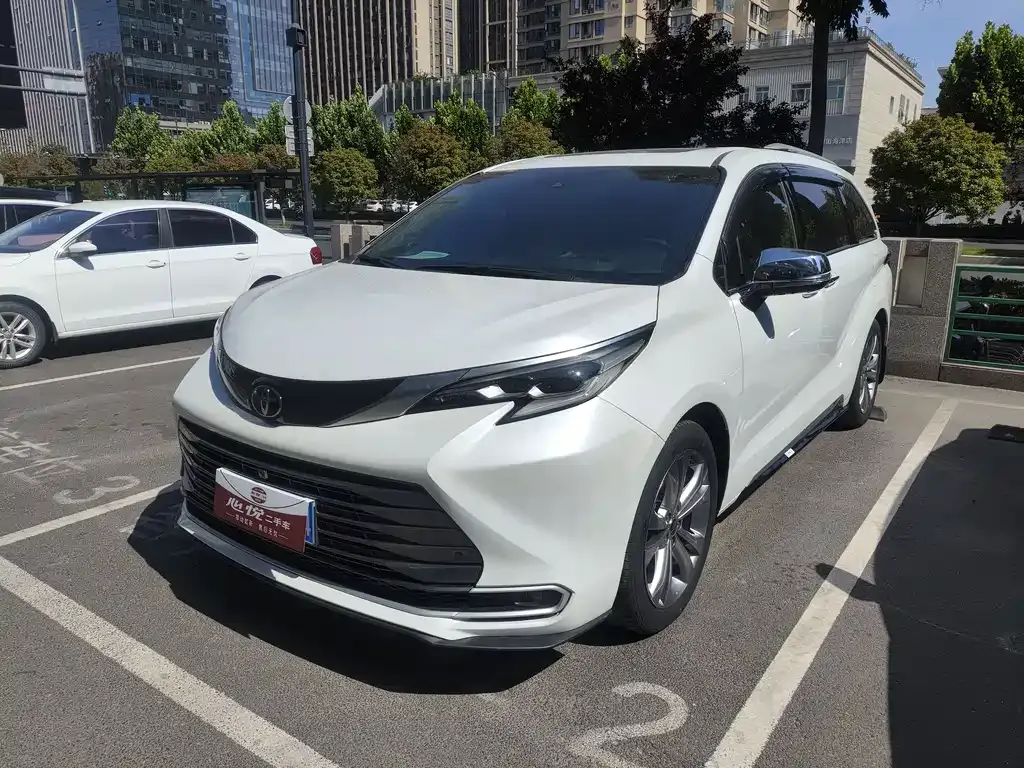 Toyota Sienna — фото 1