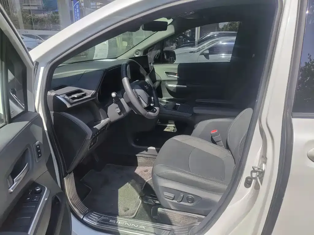 Toyota Sienna — фото 2