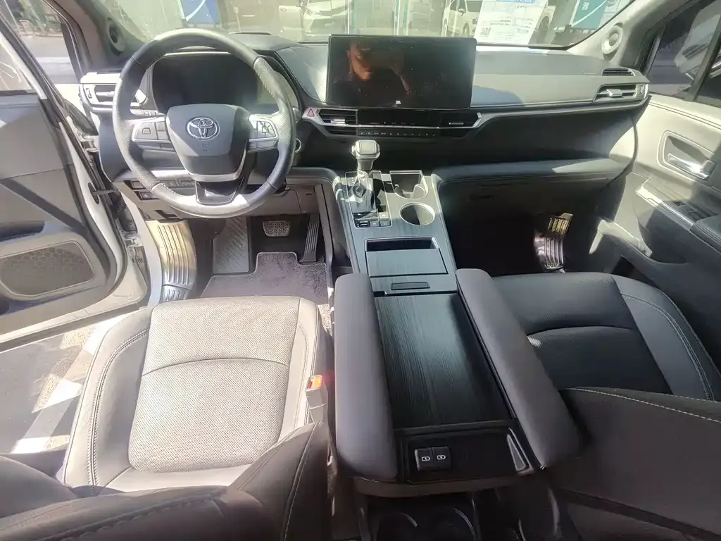 Toyota Sienna — фото 3
