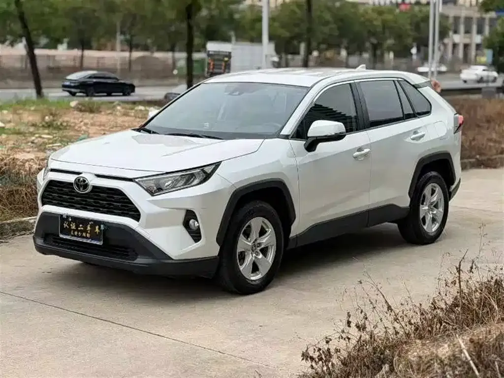Toyota RAV4 — фото 1