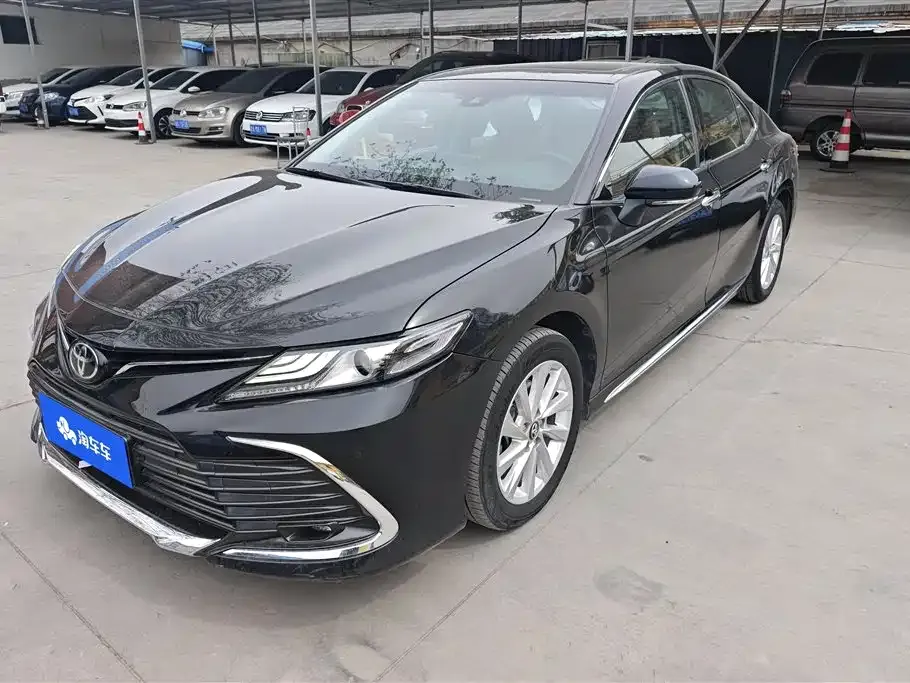 Toyota Camry — фото 1