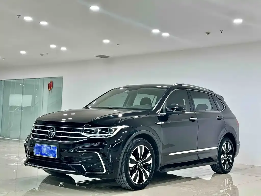 Volkswagen Tiguan L — фото 1