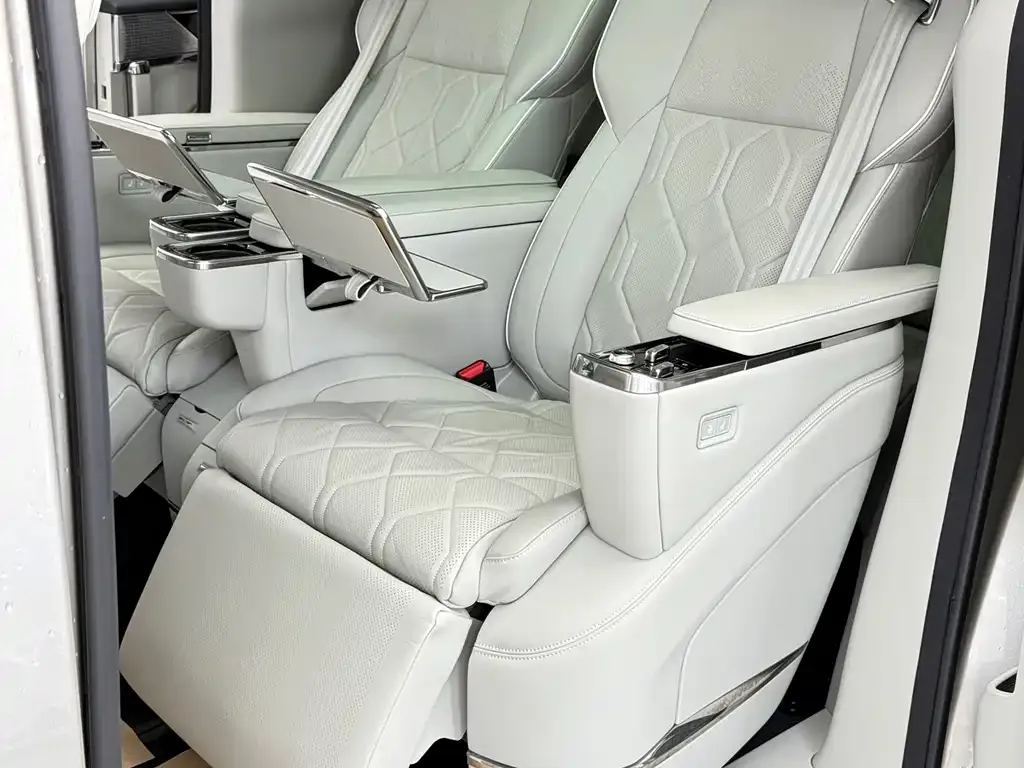 Volvo EM90 2024 из CN, фото 8