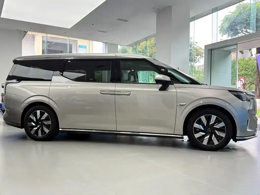 Volvo EM90 2024 из CN, фото 7