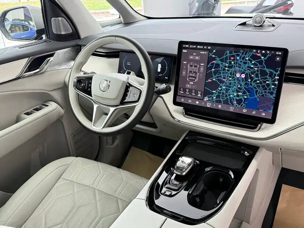Volvo EM90 2024 из CN, фото 9