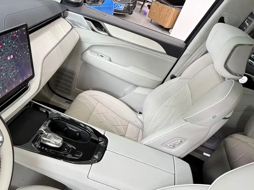 Volvo EM90 2024 из CN, фото 4