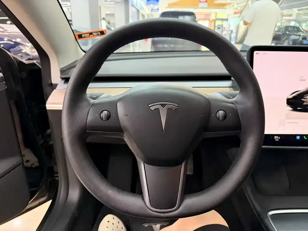 Tesla Model 3 — фото 5
