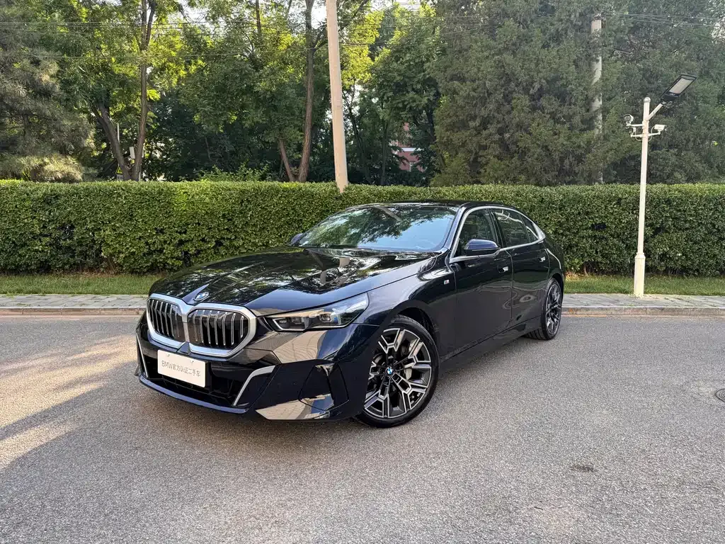BMW 5 Series — фото 1