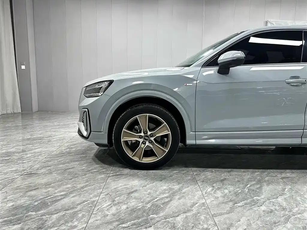 Audi Q2L — фото 10