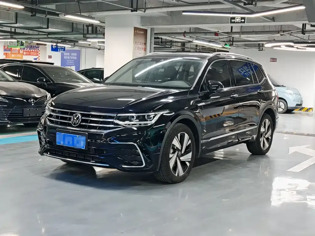 Volkswagen Tiguan L — фото 1