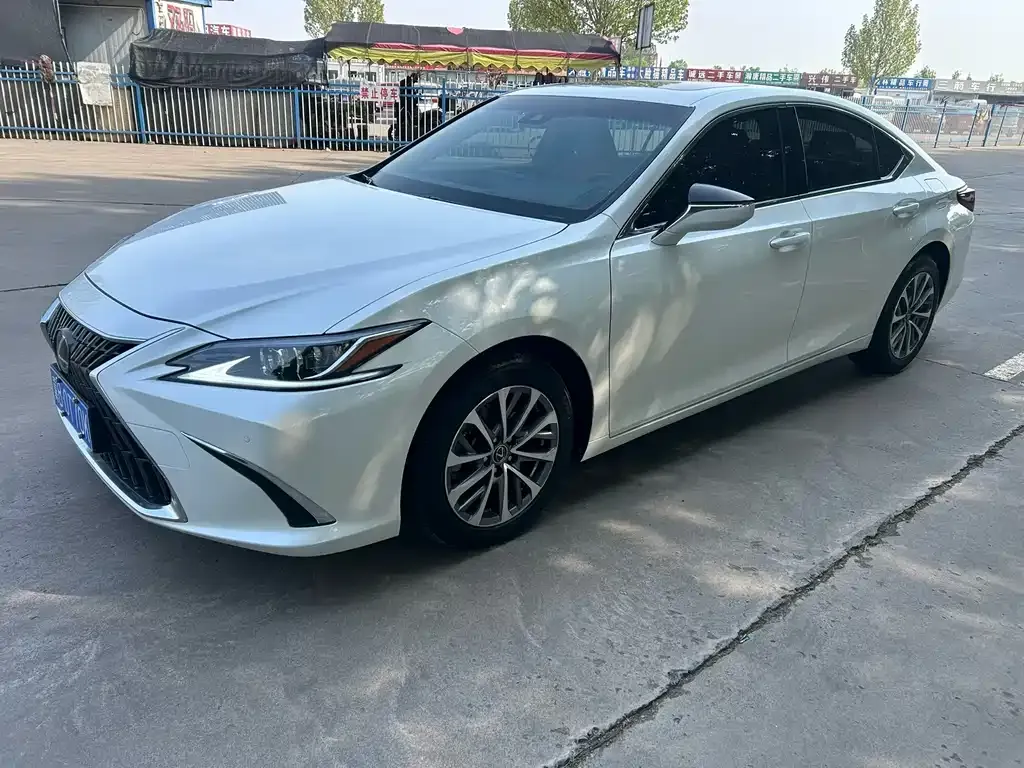 Lexus ES — фото 1