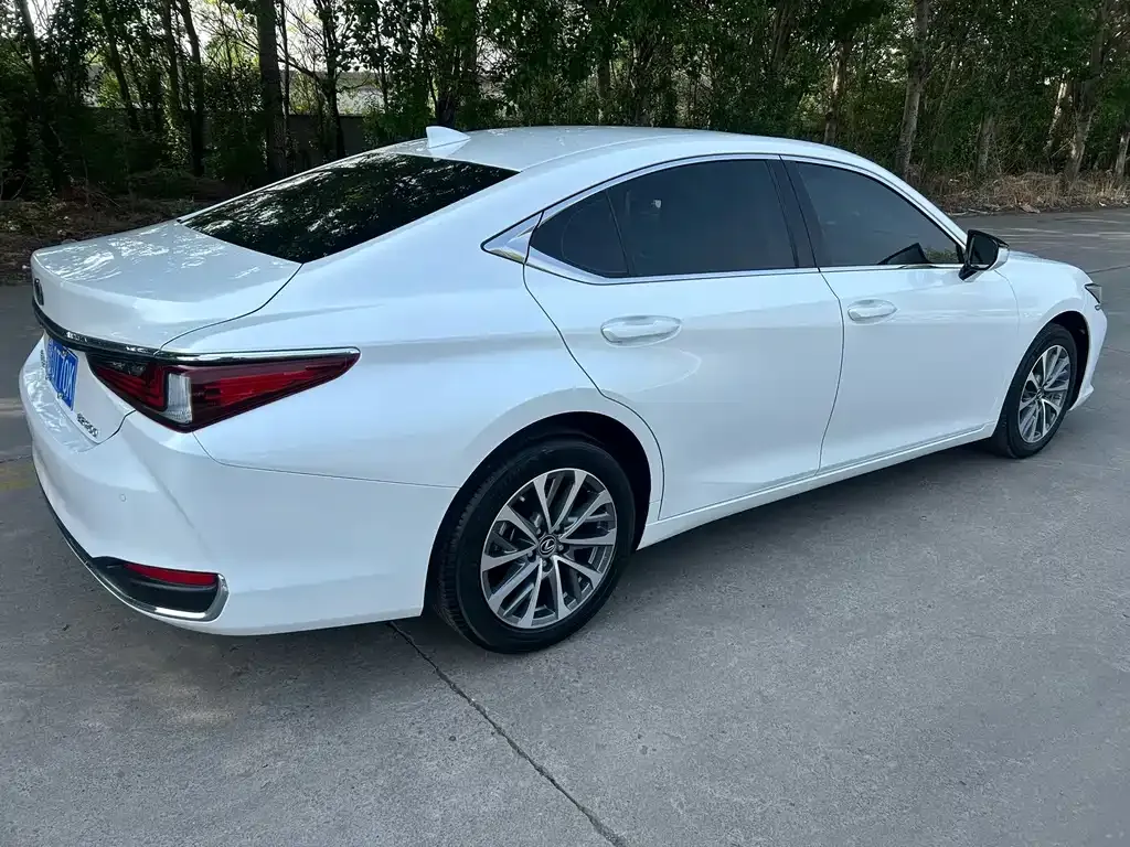 Lexus ES — фото 8