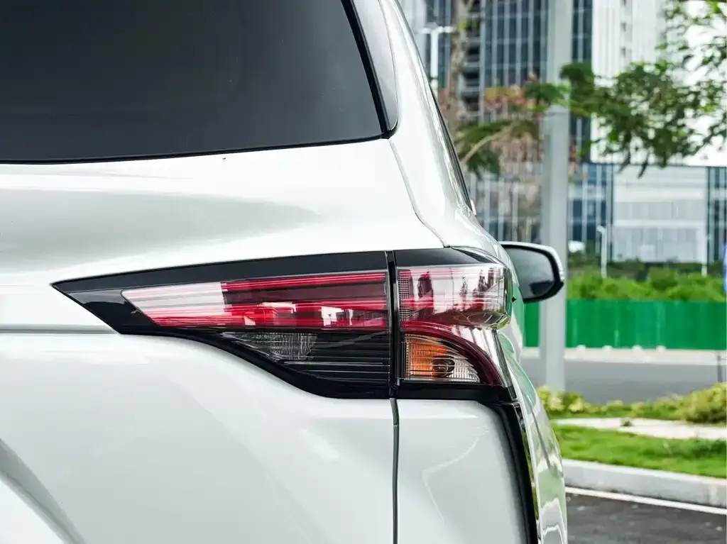 Toyota Granvia — фото 3