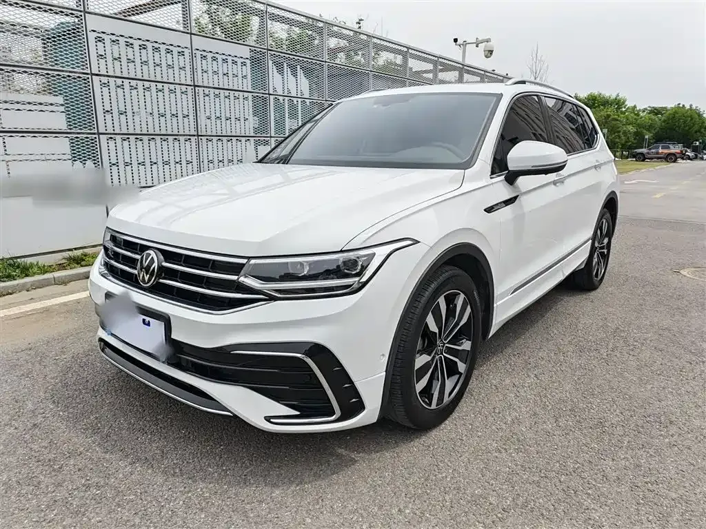 Volkswagen Tiguan L — фото 1